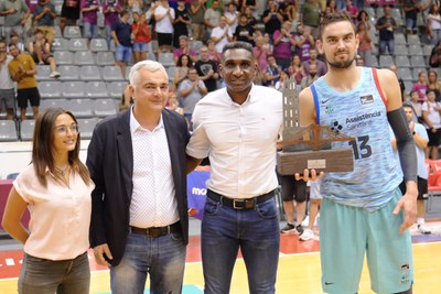 El regidor d'Esports, Jackson Quiñonez, ha lliurat el trofeu al capità del Barça, Satoransky.