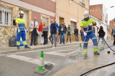 L’alcalde Larrosa ha visitat els treballs que estan realitzant una vintena d’operaris de les diferents brigades municipals i les empreses concessionà….