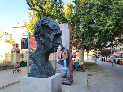 L'escultura dedicada a Lluís Companys, col·locada de nou des d'avui al seu emplaçament habitual..