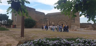 Guia i assistents en una visita al Castell Templer de Gardeny.