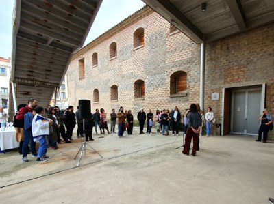 L'acte s'ha dut a terme a l'entrada de La Panera i hi han intervingut els i les artistes del nou cicle expositiu.