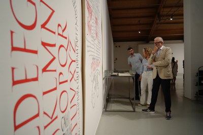 L'alcalde Fèlix Larrosa visita la mostra «Això és cal·ligrafia» al Centre d'Art la Panera.