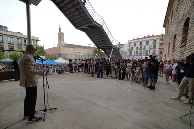 L'alcalde Fèlix Larrosa fent el seu parlament inaugural al nou cicle expositiu del Centre d'Art la Panera.