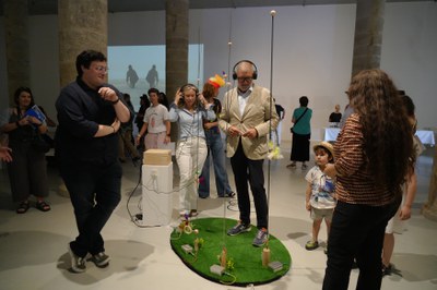 L'alcalde Fèlix Larrosa i la regidora Pilar Bosch interactuen amb una obra de la mostra «Afectes sònics» al Centre d'Art la Panera.