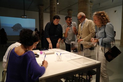L'alcalde Fèlix Larrosa i la regidora Pilar Bosch atenen a les explicacions del director del Centre d'Art la Panera a través de les obres de l'exposi….