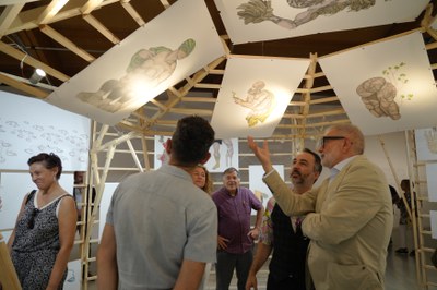 El director del Centre d'Art la Panera, juntament amb els artistes, expliquen les obres de la mostra al nou alcalde Fèlix Larrosa.