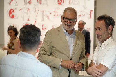 L'alcalde Fèlix Larrosa escolta les explicacions del director del Centre d'Art la Panera en un itinerari pel nou cicle expositiu.