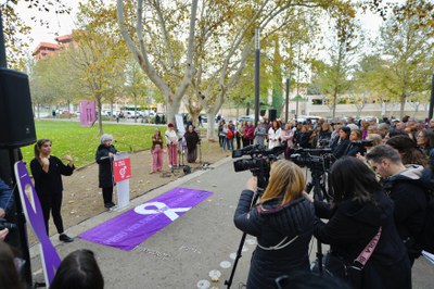 En l'acte institucional del 25N s'ha comptat amb la participació del grup Les Silvestres.