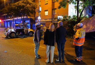 El paer en cap, Fèlix Larrosa, i les tinentes d'alcalde Begoña Iglesias i Cristina Morón s'han traslladat al lloc de l'accident..