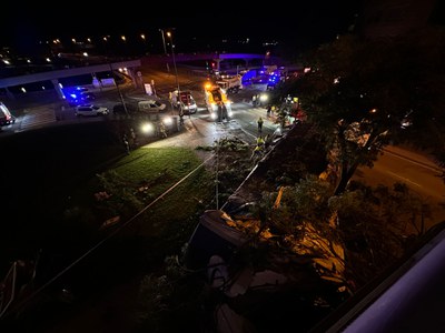 L'accident s'ha produït cap a les nou de la nit, a l'entrada de la ciutat pel Pont Nou, al carrer Cos y Gayón..