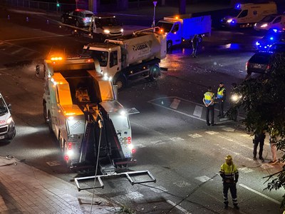 Treballs per netejar la zona de l'accident greu que s'ha produït aquest dissabte a la nit a Lleida..