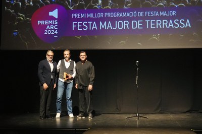 El paer en cap, Fèlix Larrosa, ha lliurat el premi a la millor programació de festa major, que ha estat per Terrassa..