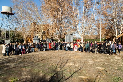 Els ambaixadors i ambaixadores amb les seves famílies i les autoritats, avui, al Museu de l'Aigua de Lleida..