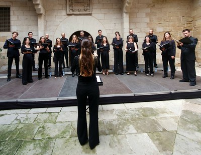 Els primers fragments del concert han estat madrigals del s. XVI i XVII, que diversos membres del cor han anat recitant-ne les traduccions per fer-lo….