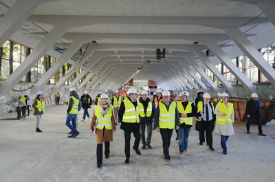 L'alcalde Larrosa, que ha estat acompanyat en la visita per les tinentes d’alcalde, Begoña Iglesias i Cristina Morón; el tinent d’alcalde, Carlos Enjuanes, i el regidor Xavi Blanco, ha visitat l'estat de les obres al Palau de Vidre.