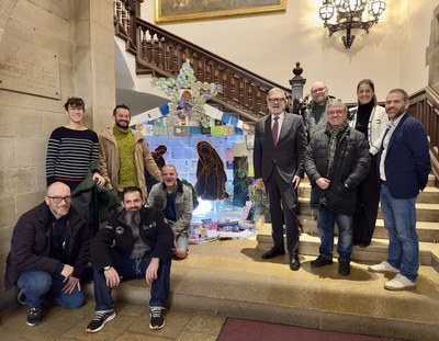 El paer en cap, Fèlix Larrosa, amb la tinent d'alcalde Cristina Morón i el regidor Xavier Blanco, han visitat el pessebre, que  s'ha instal·lat al Pa….