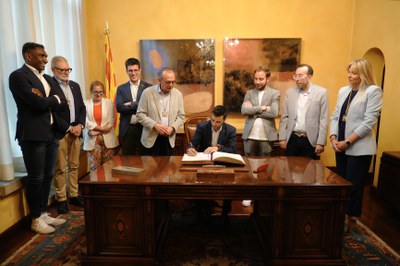 L’alcalde, Miquel Pueyo, acompanyat de la Corporació Municipal, ha rebut el pregoner de la Festa Major, Gerard Encuentra..