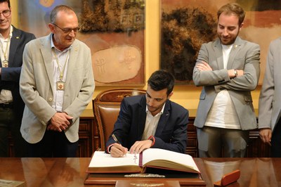 El pregoner de la Festa Major de Lleida, Gerard Encuentra, ha signat en el Llibre d'Or de la Paeria..