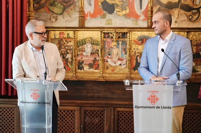 El paer en cap, Fèlix Larrosa, i Xavier Bautista, en representació del Lleida Truck Center, en la presentació d'aquest dimarts al matí a la Paeria..