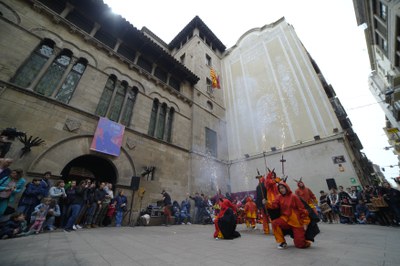 La Colla Infantil dels Diables de Lleida fan la seva passada de lluïment davant de la Paeria.