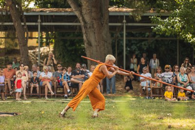 La funambulista de la Cia. La Corcoles ha inaugurat la segona jornada del festival amb el seu espectacle: H.