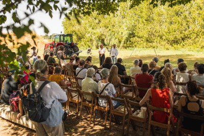 La regidora de Cultura, Pilar Bosch, i l'escenògraf, Josep M. Puigdemasa, han donat la benvinguda al públic assistent a la segona jornada del festival.