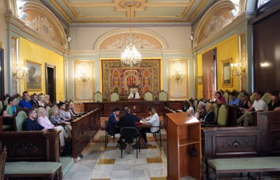 La Corporació Municipal, amb l'alcalde Larrosa al capdavant, en el ple per al sorteig de les meses per a les Eleccions Generals del 23 de juliol..