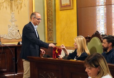 La tercera bola per designar el número per a les meses electorals a Lleida l'ha tret la regidora Begoña Iglesias..
