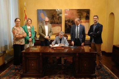 El secretari d'estat de Medi Ambient, Hugo Morán, ha signat en el Llibre d'Honor de la Paeria..