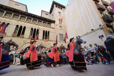 El Ball de Cavallets amb els Grallers de Vinardells a la plaça de la Paeria.