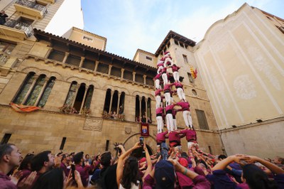 Els Castellers de Lleida han carregat i descarregat un 7 de 8 a la plaça de la Paeria.