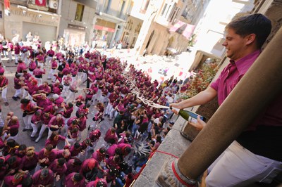 El cap de colla dels Castellers de Lleida, Marc Giné, ha celebrat amb la resta de la colla la fi de la Diada des del balcó de la Paeria.