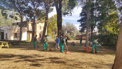 Els alumnes de l’Escola Municipal de Jardineria han ajudat, durant prop d’una setmana, en tasques de manteniment i millora dels espais verds del Cent….