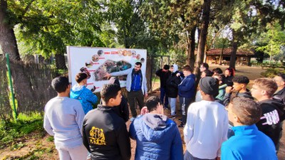 Els alumnes de l’Escola Municipal de Jardineria amb un tècnic del Centre de Recuperació de Fauna Salvatge de Vallcalent.