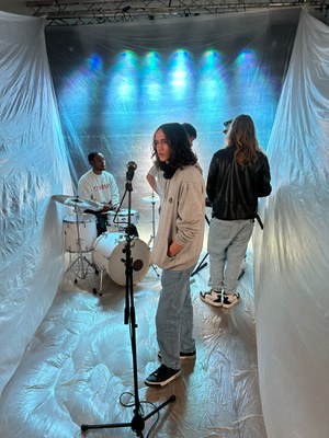 Procés d'enregistrament d'un videoclip del grup ELLA, que participa en l'edició 2023 dels Buc-Lab..