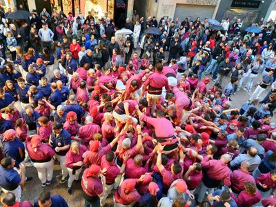 Els Castellers de Lleida descarregant un dels castells que han fet aquesta diada.