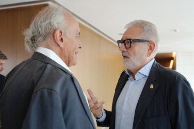 L'acalde conversa amb Fèlix González, soci fundador de Fòrum Empresa, abans de l'inici de la jornada..