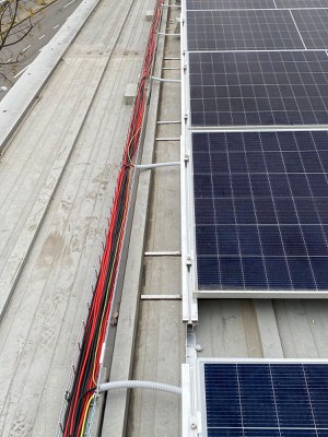 Nova instal·lació solar fotovoltaica d’autoconsum compartit a la coberta del pavelló municipal Barris Nord.