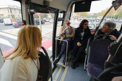 El paer en cap, Fèlix Larrosa, acompanyat de les tinentes d’alcalde Begoña Iglesias i Cristina Morón, així com el president de l’AV Ciutat Jardí, Ram….