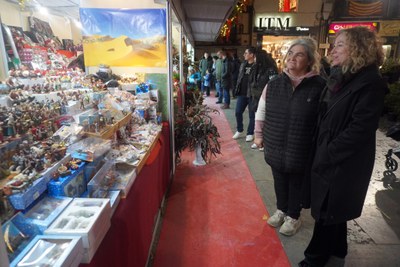 La regidora Pilar Bosch ha visitat aquesta tarda el Mercat de Sant Llúcia, que juntament amb el Mercat de Nadal, té per primera vegada decoració arbu….