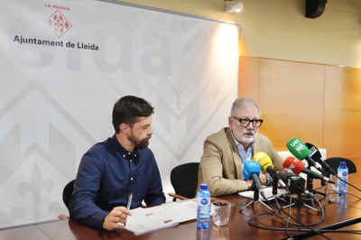 L'alcalde Larrosa i el tinent d'alcalde Enjuanes durant la presentació del nou Model d'Inclusió als mitjans de comunicació.