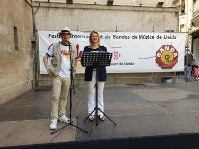 La tinenta d'alcalde, Begoña Iglesias, i el president de 'Fem Banda', Amadeu Urrea, durant la benvinguda a la plaça Paeria.