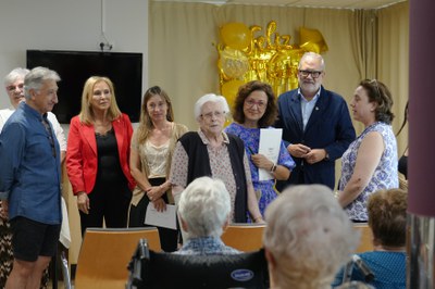 Felicitació a l'àvia centenària Glòria Blanco.