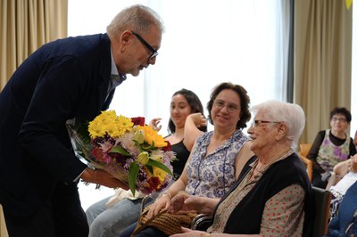 L'alcalde, Fèlix Larrosa, ha felicitat Glòria Blanco, usuària de Caser Residencial Lleida que ha celebrat 100 anys..