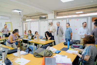 Larrosa, Vidal i Blanco saluden el claustre de l'institut Lladonosa.