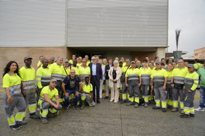 L'alcalde i el personal de l'empresa s'han fet una fotografia de grup.