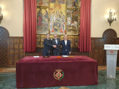 El paer en cap, Fèlix Larrosa, i el rector de la Universitat, Jaume Puy, han signat el protocol de col·laboració.