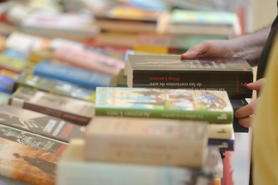 Parades de llibres al mercat de la Rambla.