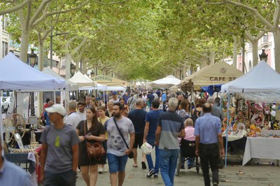 La Rambla Ferran s'ha omplert de persones que han visitat les parades de brocanters, antiquaris, artesania i manualitats.