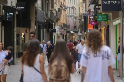 També hi ha hagut compradors i compradores a l'Eix Comercial en el dia d'obertura en festiu.